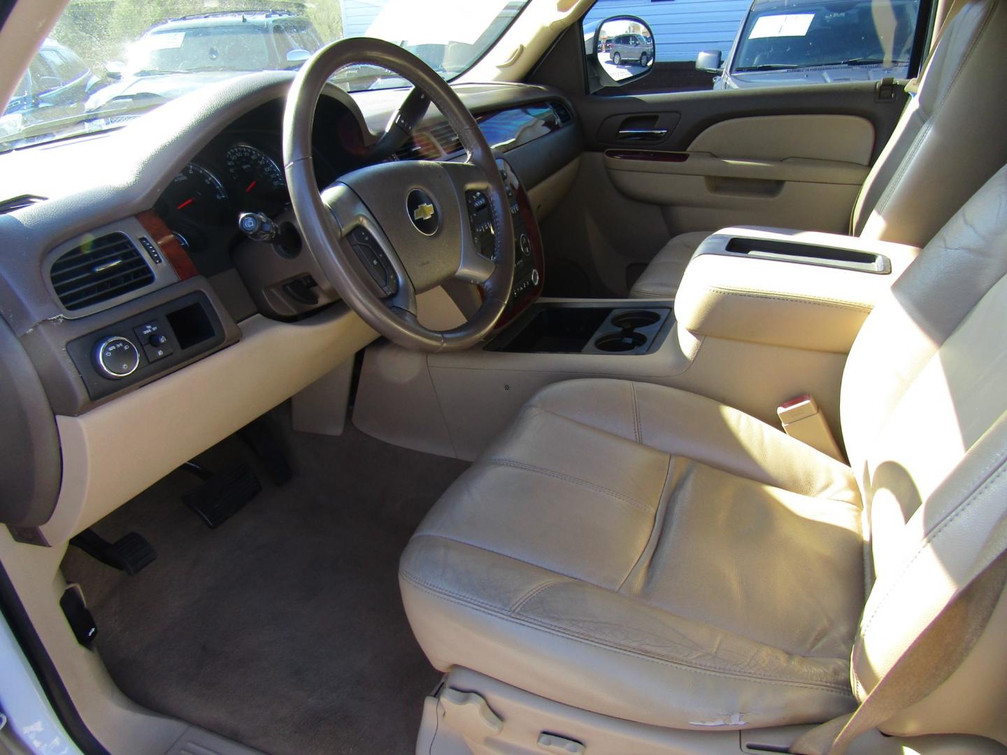 2011 White /Tan Chevrolet Tahoe LT 2WD (1GNSCBE05BR) with an 5.3L V8 OHV 16V FFV engine, Automatic transmission, located at 15016 S Hwy 231, Midland City, AL, 36350, (334) 983-3001, 31.306210, -85.495277 - Photo#3